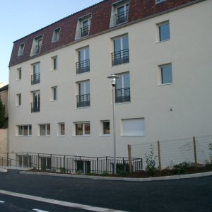 Façade arrière avec partie bureaux semi enterrée
